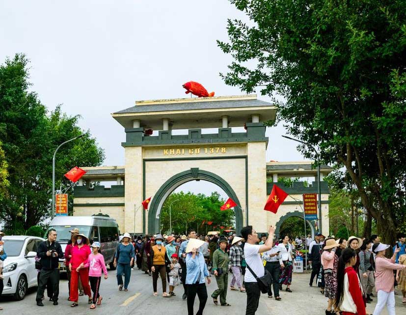 Biểu tượng con cá gỗ được gắn lên trên cổng làng Quỳnh Đôi từ năm 2023. Ảnh: Anh Tuấn