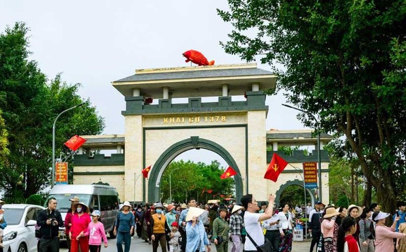 Biểu tượng con cá gỗ được gắn lên trên cổng làng Quỳnh Đôi từ năm 2023. Ảnh: Anh Tuấn