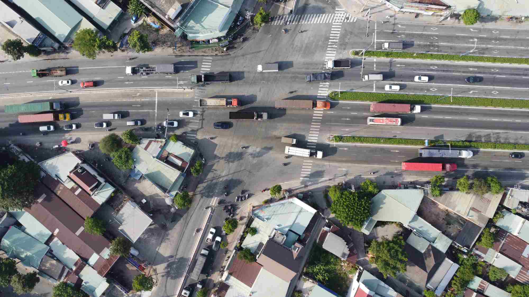 Đây là một trong những ngã tư có mật độ phương tiện lưu thông lớn nhất và phức tạp nhất ở tỉnh Bình Dương hiện nay.