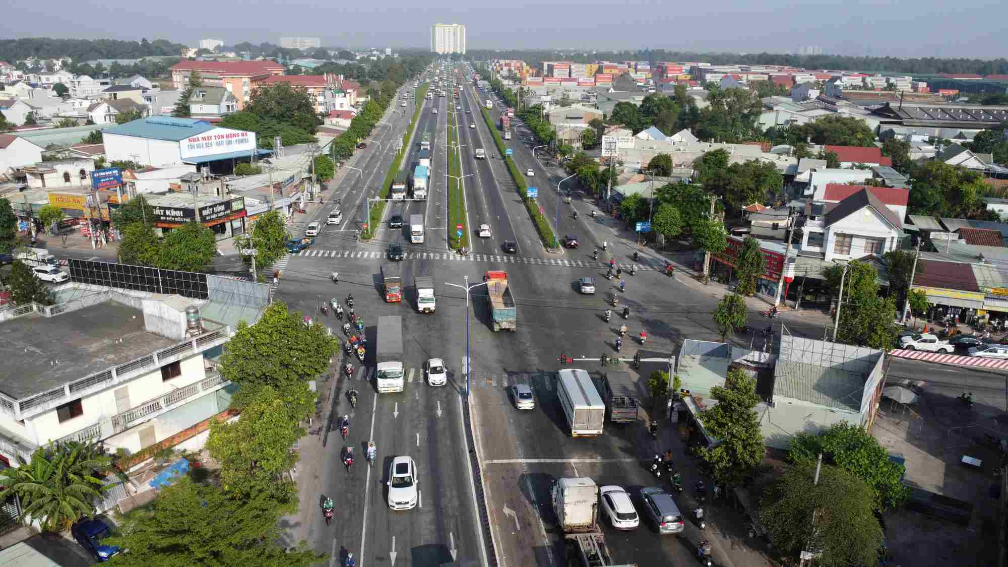 Đây là khung cảnh ngã tư đường Mỹ Phước Tân Vạn giao nhau với đường Phú Lợi đoạn qua phường Phú Lợi, thành phố Thủ Dầu Một, tỉnh Bình Dương.