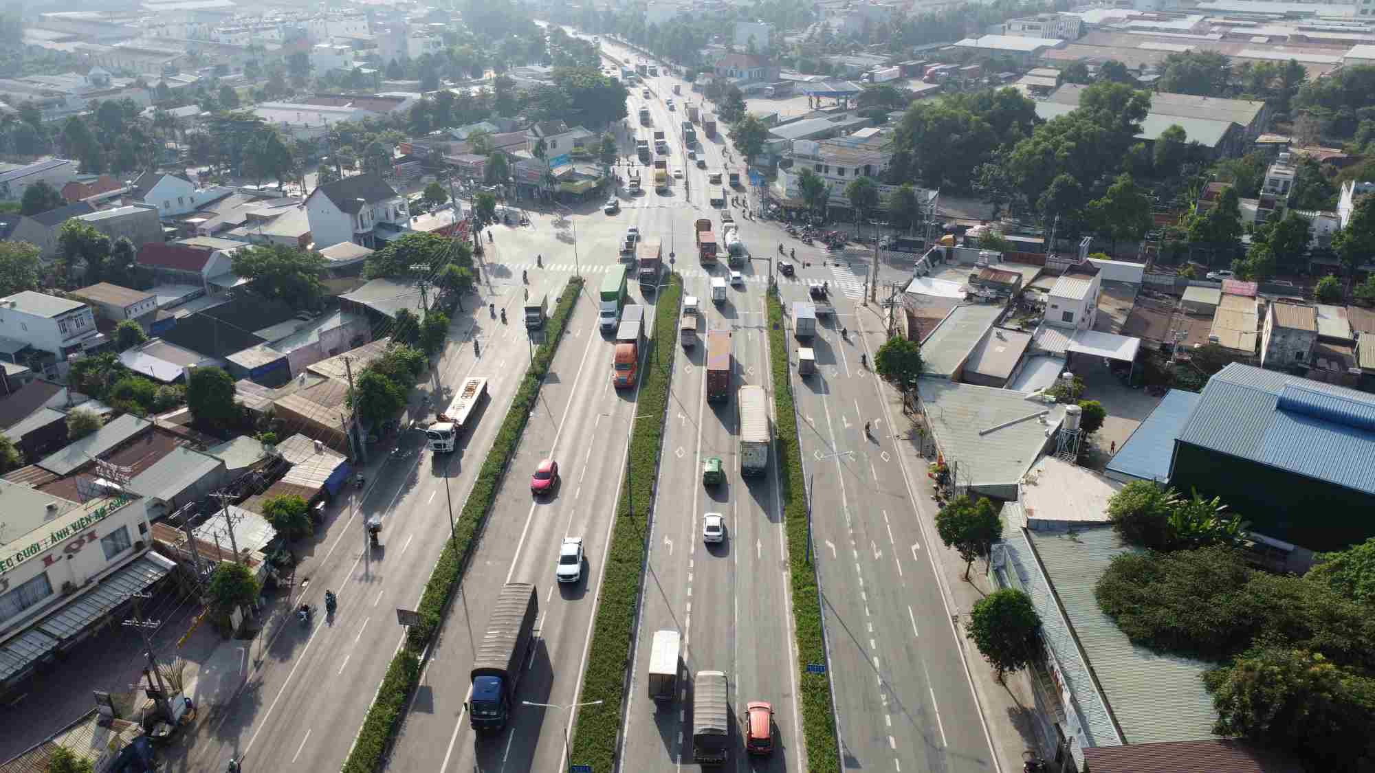 Trong khi đó, cũng đường Mỹ Phước - Tân Vạn phía đối diện đổ về thành phố Thuận An hiện chỉ mới có 6 làn xe.