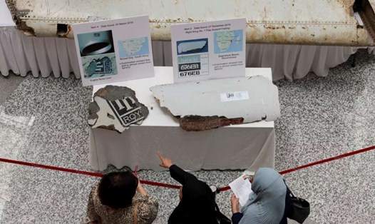 Mảnh vỡ được cho là của MH370 trong lễ tưởng niệm 10 năm máy bay mất tích, ngày 3.3.2024 ở Malaysia. Ảnh: Reuters