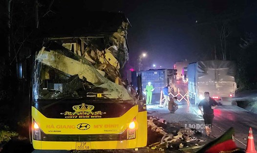 Xe khách bị vò nát sau vụ tai nạn trên Quốc lộ 2 (Tuyên Quang). Ảnh: Nguyễn Tùng