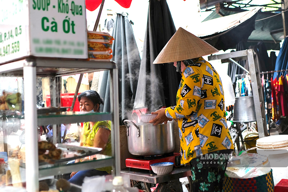 Hàng quán chuyên bán món Hoa trong chợ Phùng Hưng. Ảnh: Phạm Quang Luật