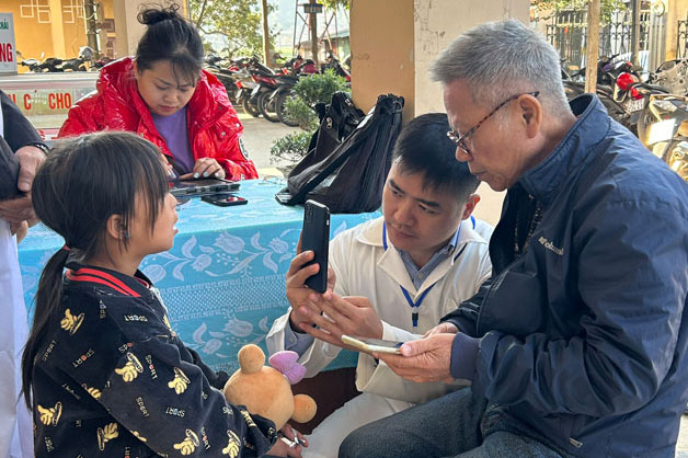 Các bác sĩ thăm khám cho trẻ em tại Mù Cang Chải sáng 5.3. Ảnh: Ngọc Diệp.