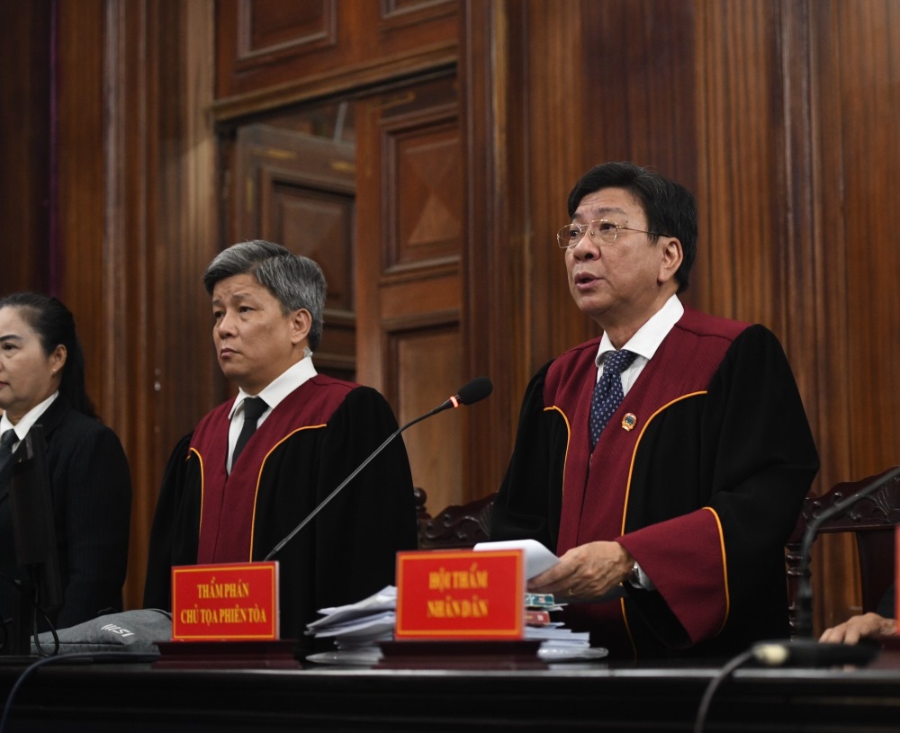 Thẩm phán Phạm Lương Toản (Chánh tòa Hình sự TAND TPHCM) làm chủ tọa, dự kiến kéo dài đến 29.4.