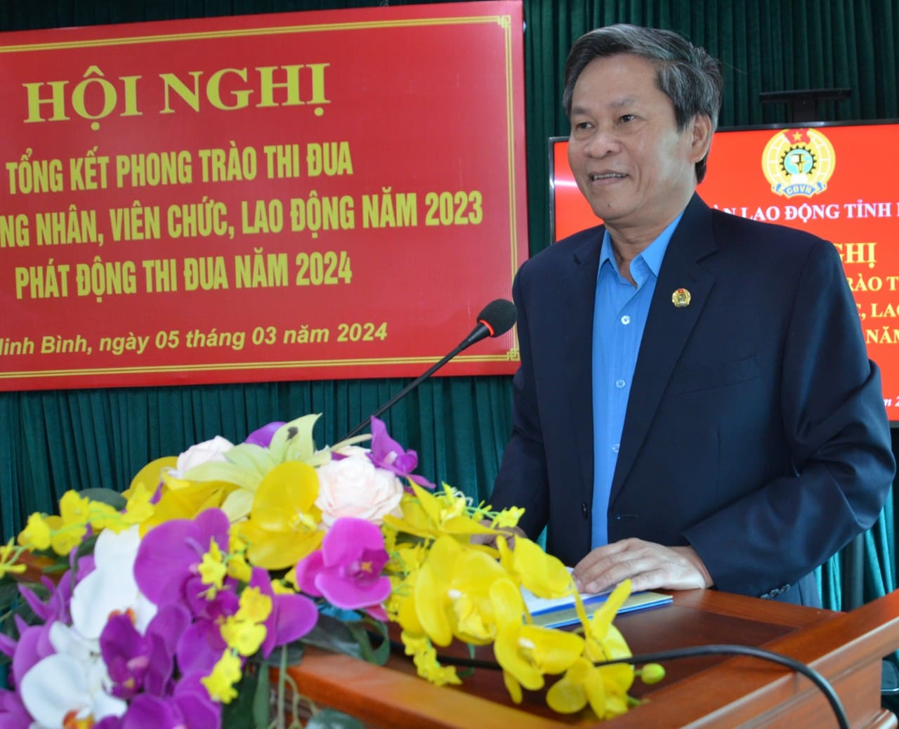 Phó chủ tịch Tổng LĐLĐ Việt Nam Huỳnh Thanh Xuân phát biểu tại hội nghị tổng kết phong trào thi đua yêu nước trong CNVCLĐ năm 2023 tại Ninh Bình. Ảnh: Nguyễn Trường