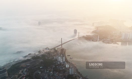 Thành phố Hạ Long trong sương. Ảnh: Phạm Hiền