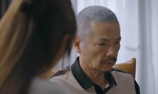 Bố con Dương ngồi nói chuyện với nhau ở tập 50 phim "Chúng ta của 8 năm sau". Ảnh: NSX