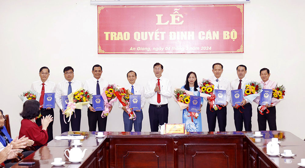 Ông Lê Văn Phước - Phó Chủ tịch UBND tỉnh An Giang trao quyết định công tác cán bộ. Ảnh: Trung Hiếu