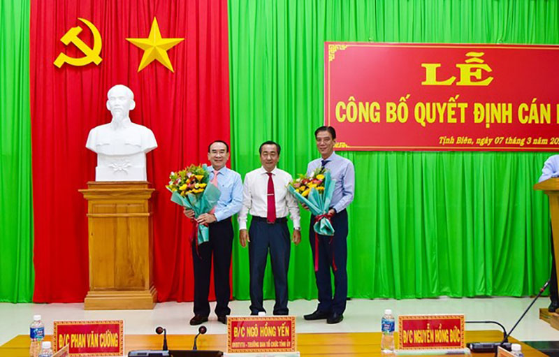 Trưởng ban Tổ chức Tỉnh ủy An Giang Ngô Hồng Yến tặng hoa chúc mừng 2 nhân sự nhận nhiệm vụ mới. Ảnh: VGP 