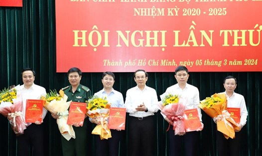 Bí thư Thành ủy TPHCM Nguyễn Văn Nên trao Quyết định cho 5 tân Thành ủy viên. Ảnh: VGP/Vũ Phong


