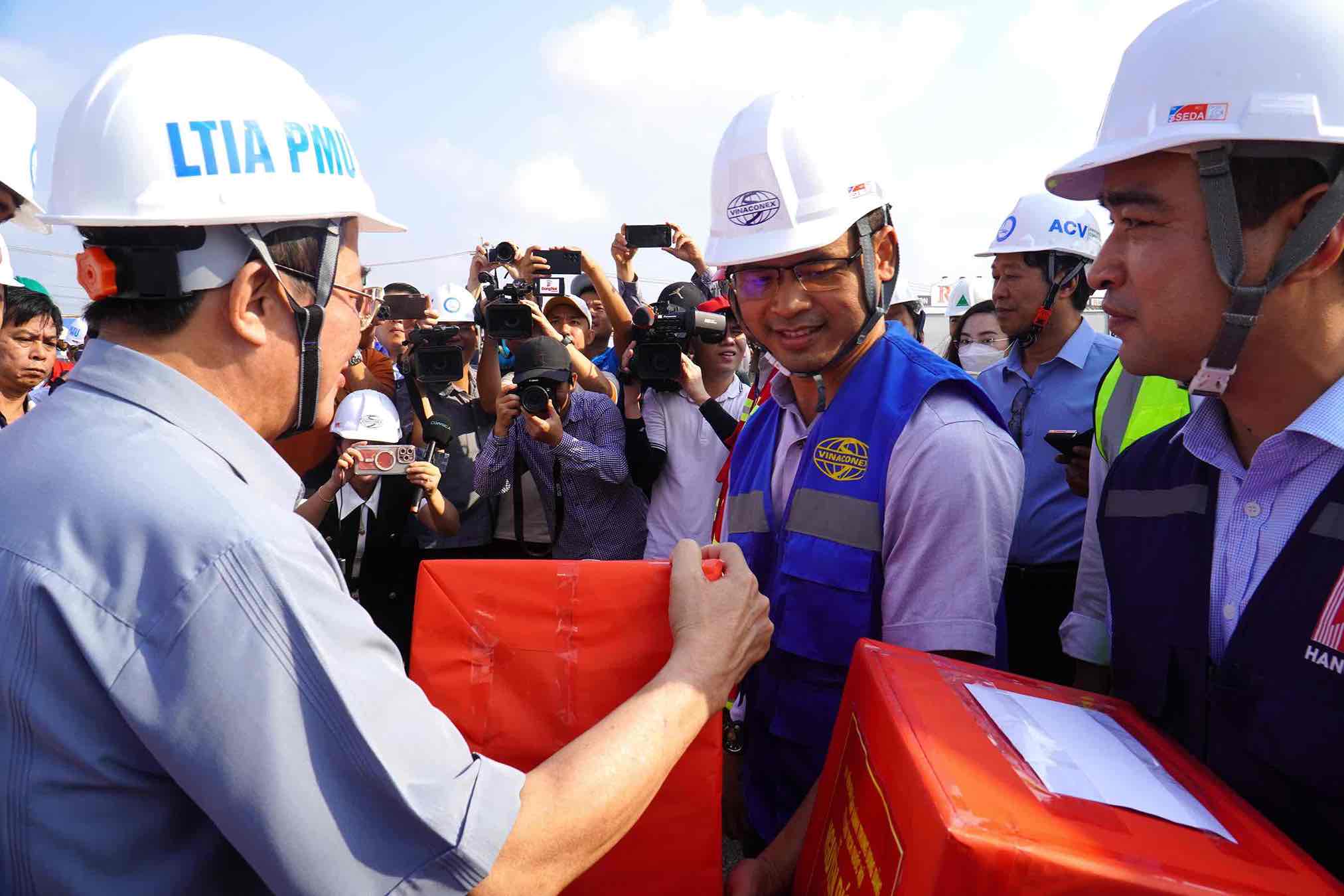 Phó chủ tịch Quốc hội Nguyễn Đức Hải tặng quà động viên các đơn vị thi công dự án Sân bay Long Thành. Ảnh: Hà Anh Chiến