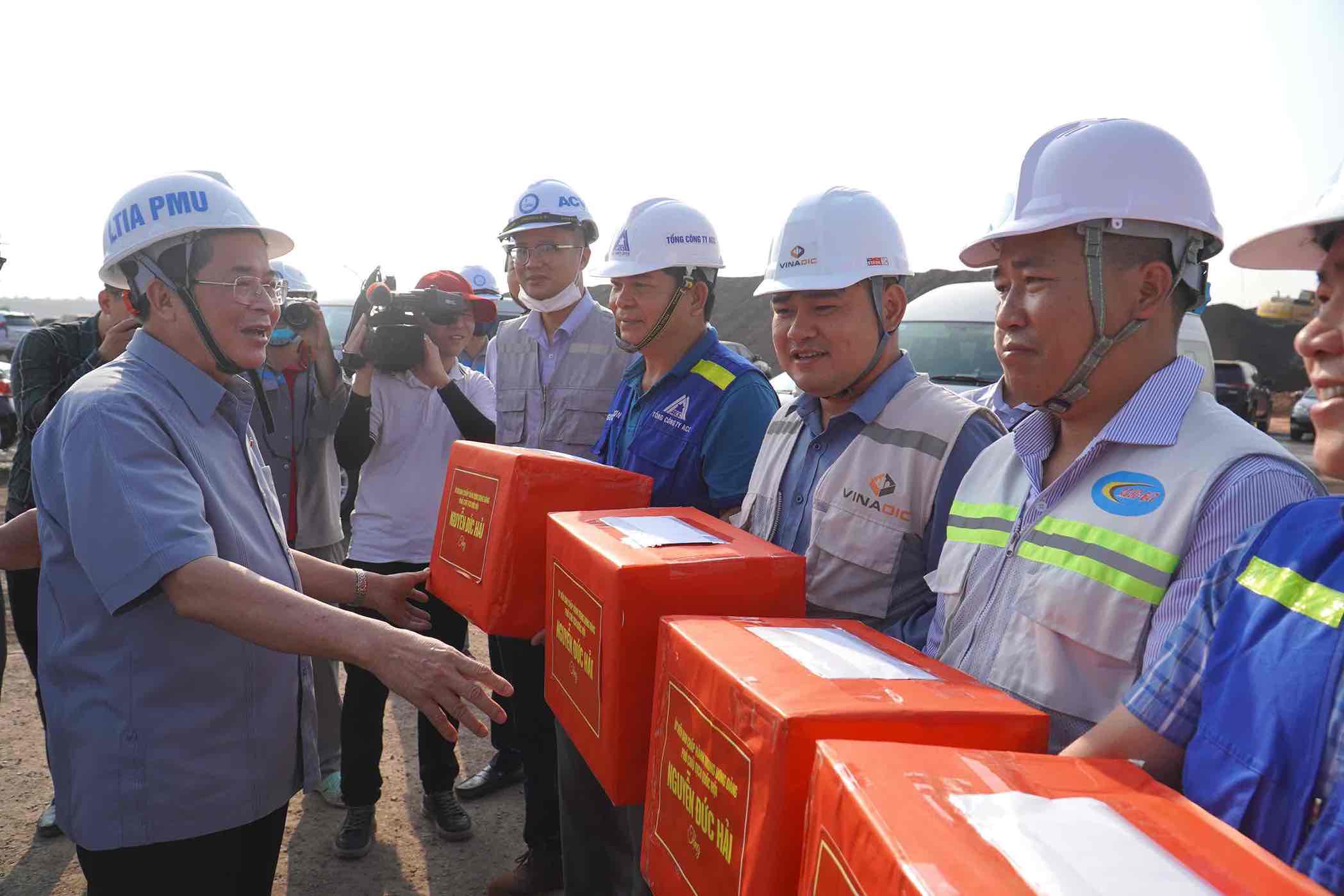 Phó chủ tịch Quốc hội Nguyễn Đức Hải tặng quà động viên các đơn vị thi công dự án sân bay Long Thành. Ảnh: Hà Anh Chiến 