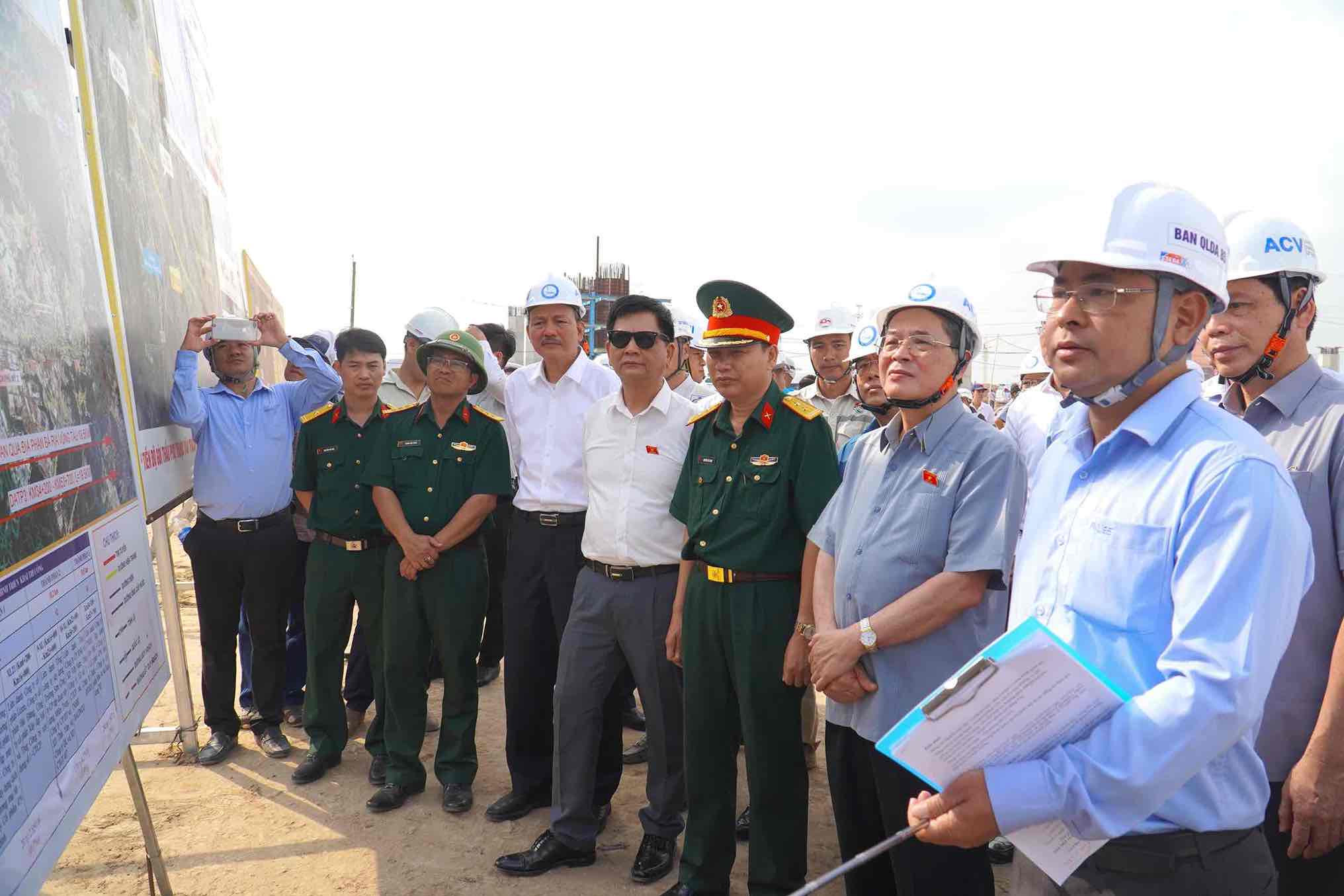Đại diện Ban 85 báo cáo tiến độ dự án thành phần 2 cao tốc Biên Hoà - Vũng Tàu. Ảnh: Hà Anh Chiến