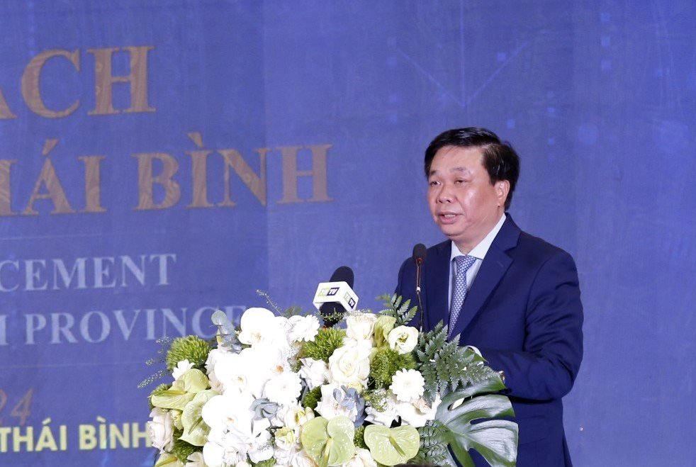 Phó Chủ tịch thường trực UBND tỉnh Thái Bình trình bày tóm tắt nội dung quy hoạch tỉnh Thái Bình. Ảnh: Nam Hồng
