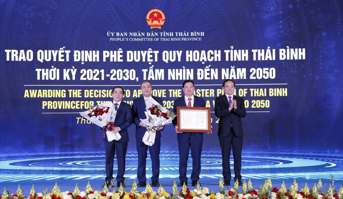 Phó Thủ tướng Trần Lưu Quang trao Quyết định Quy hoạch tỉnh cho lãnh đạo Tỉnh ủy - HĐND - UBND tỉnh Thái Bình. Ảnh: Nam Hồng 