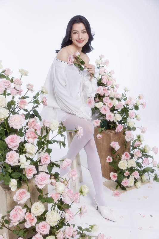 Hoàng Nhung sinh ngày năm 5.3.1996 tại Hà Nội, xuất sắc đăng quang Á hậu Hoa hậu Hoàn vũ Việt Nam 2023. 