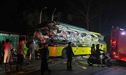 Vụ tai nạn khiến 5 người trên xe khách tử vong tại chỗ.