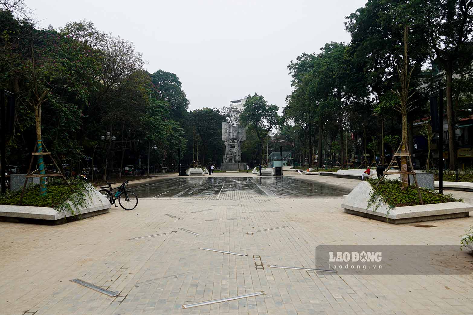 Ngày 5.3, theo ghi nhận của Lao Động, nhiều hạng mục tại khu vực vườn hoa này đã được sửa chữa.