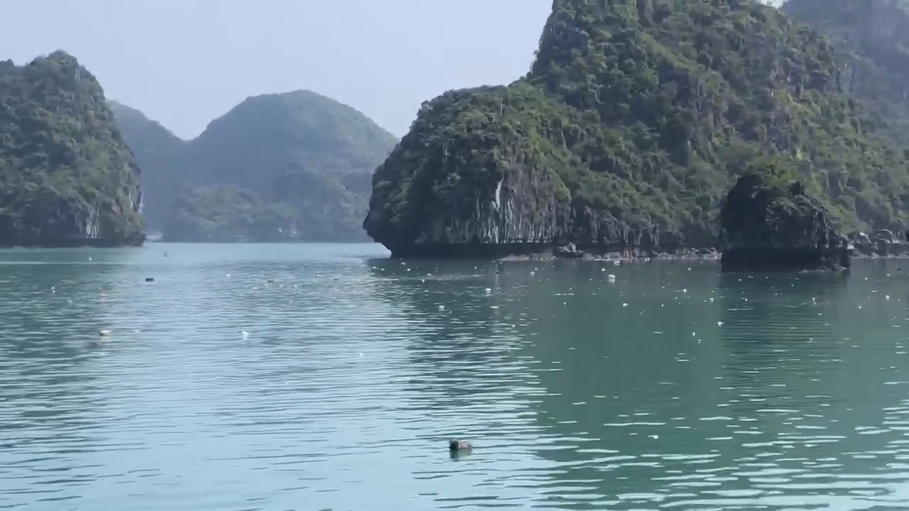 Các loại phao xốp nhỏ trôi trắng khu vực Mê Cung sáng 5.3.2024. Ảnh: Nguyễn Hùng