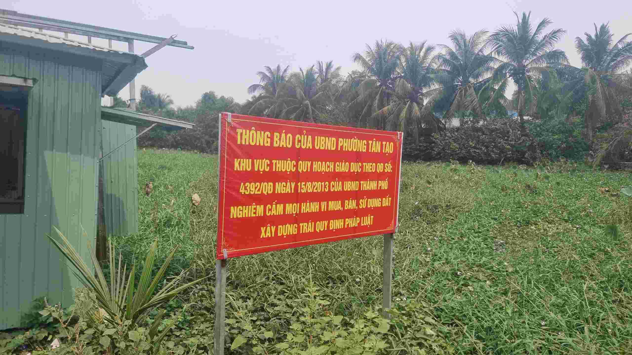 UBND phường Tân Tạo căng biển cảnh báo để ngăn ngừa việc mua bán và xây dựng trái phép tại khu vực đất được quy hoạch giáo dục. Ảnh:  Ngọc Duy