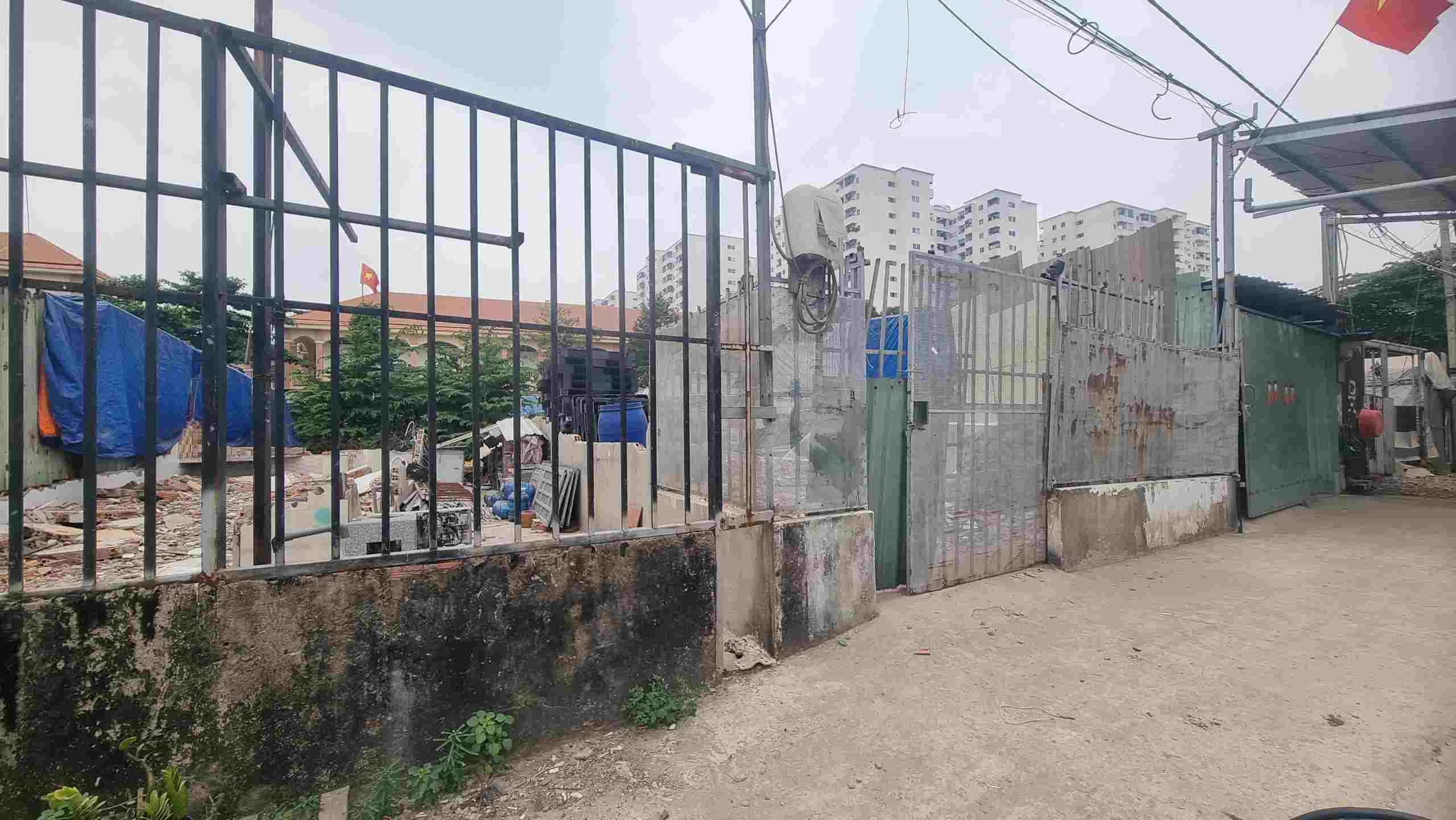 Nhiều căn nhà phía sau Trường THPT Bình Tân nằm trên đường Hồ Văn Long đã được tháo dỡ. Ảnh: Ngọc Duy