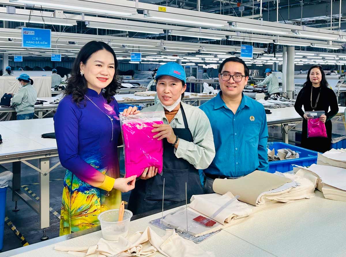 Bà Hoàng Thị Hồng Phấn -  Phó Chủ tịch LĐLĐ tỉnh Quảng Ninh tặng áo dài cho lao động nữ khu công nghiệp Cảng biển Hải Hà. Ảnh: LĐLĐ Hải Hà