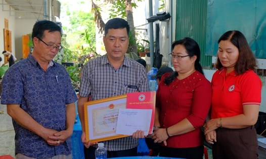 Đại diện Hội Chữ thập đỏ tỉnh Đắk Nông, chính quyền địa phương thăm hỏi, động viên gia đình học sinh Huỳnh Đăng Khôi. Ảnh: Bảo Lâm