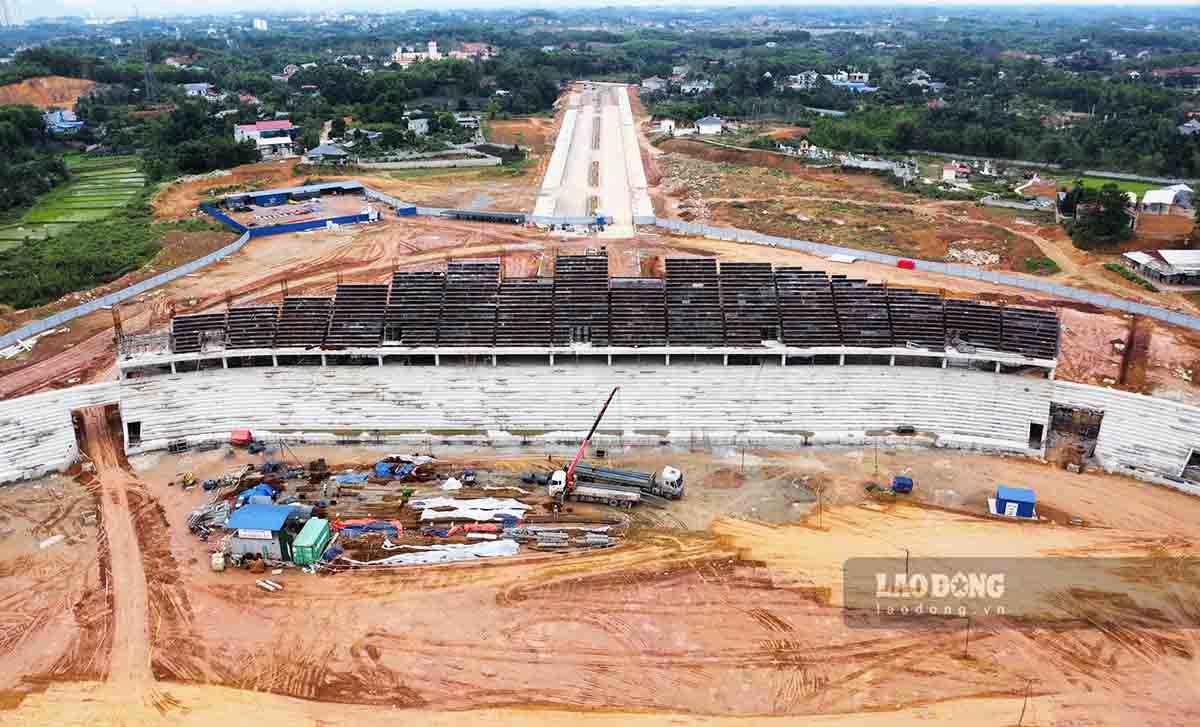 Ghi nhận thời điểm đầu tháng 3.2024, hai khán đài chính của sân vận động đã hình thành, nhà thầu đang tiến hành đổ bê tông các sàn chỗ ngồi.