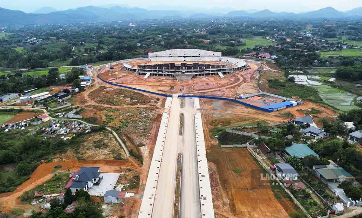 Dự án sân vận động mới của tỉnh Thái Nguyên được xây dựng tại xã Phúc Trìu (TP Thái Nguyên) trên diện tích hơn 14 ha với tổng mức đầu tư hơn 535 tỉ đồng. Công trình được khởi công tháng 10.2022.