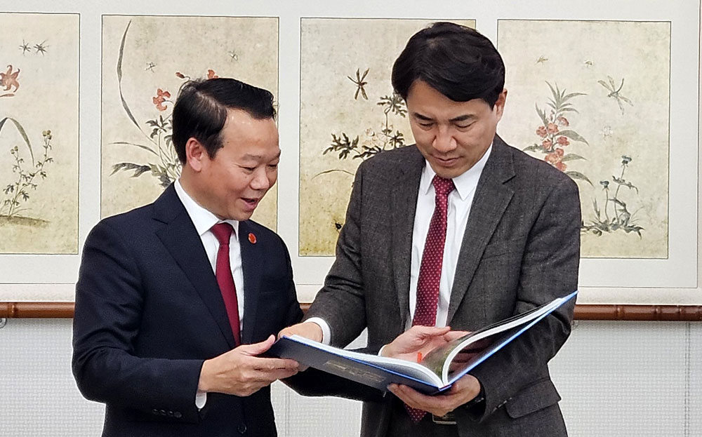  Bí thư Tỉnh ủy Yên Bái giới thiệu với Thống đốc tỉnh Gangwon cuốn sách ảnh nghệ thuật “Đất và người Yên Bái“. Ảnh: H.T