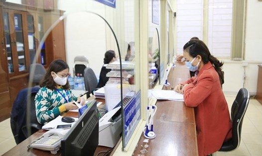 Người dân thực hiện thủ tục hành chính tại công sở ở Hà Nội. Ảnh minh hoạ: Đỗ Tâm