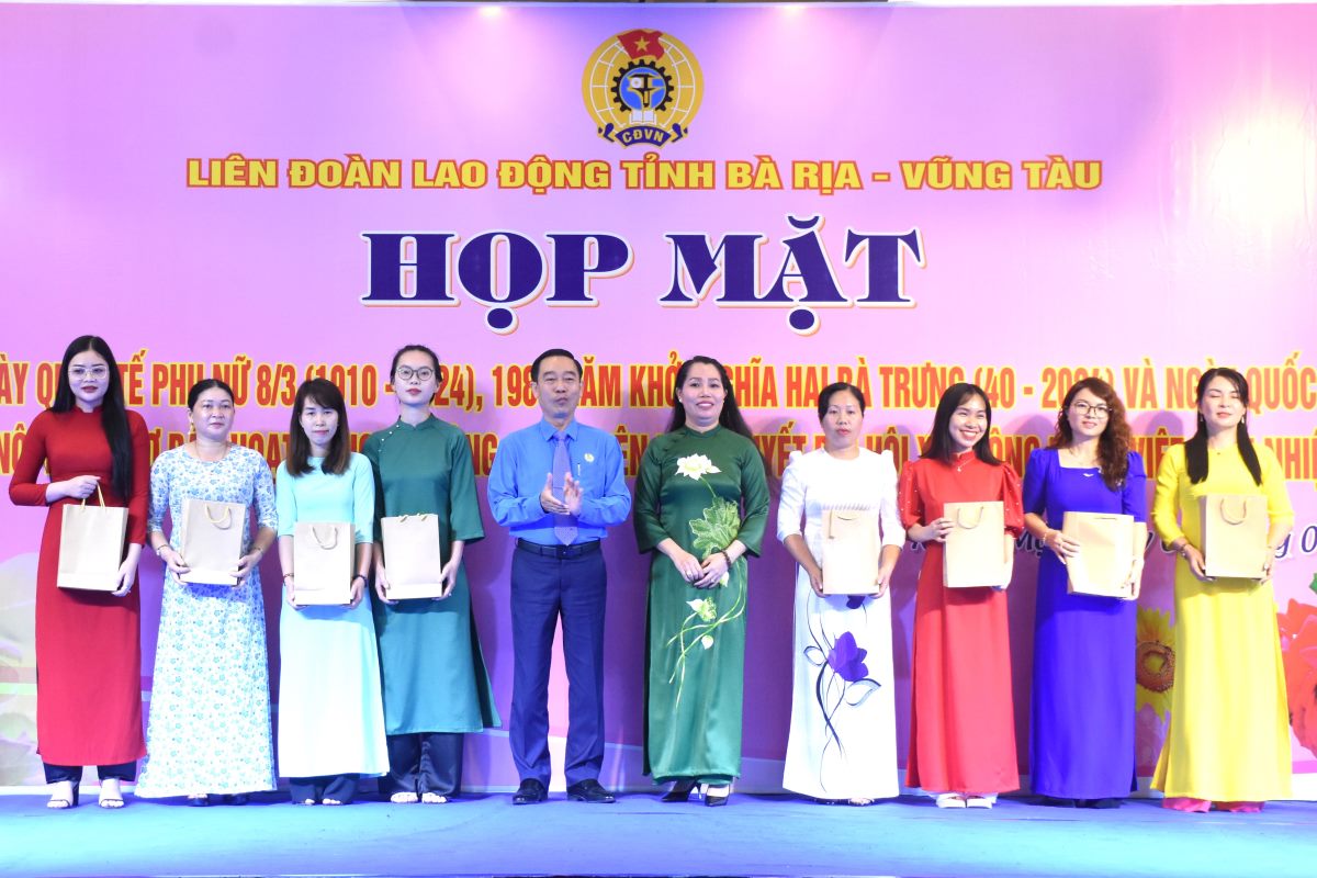 Công đoàn trao tặng áo dài cho các nữ đoàn viên hoàn cảnh khó khăn nhân kỷ niệm ngày 8.3. Ảnh: Thành An