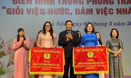 Phó Chủ tịch Tổng Liên đoàn Lao động Việt Nam Huỳnh Thanh Xuân trao Cờ thi đua của Tổng Liên đoàn cho các tập thể tại lễ biểu dương. Ảnh: Kiều Vũ