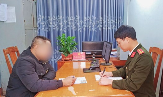 Tại cơ quan công an, Nguyễn Đức M thừa nhận hành vi "báo chốt" Cảnh sát giao thông và cam kết không tái phạm. Ảnh: Công an cung cấp
