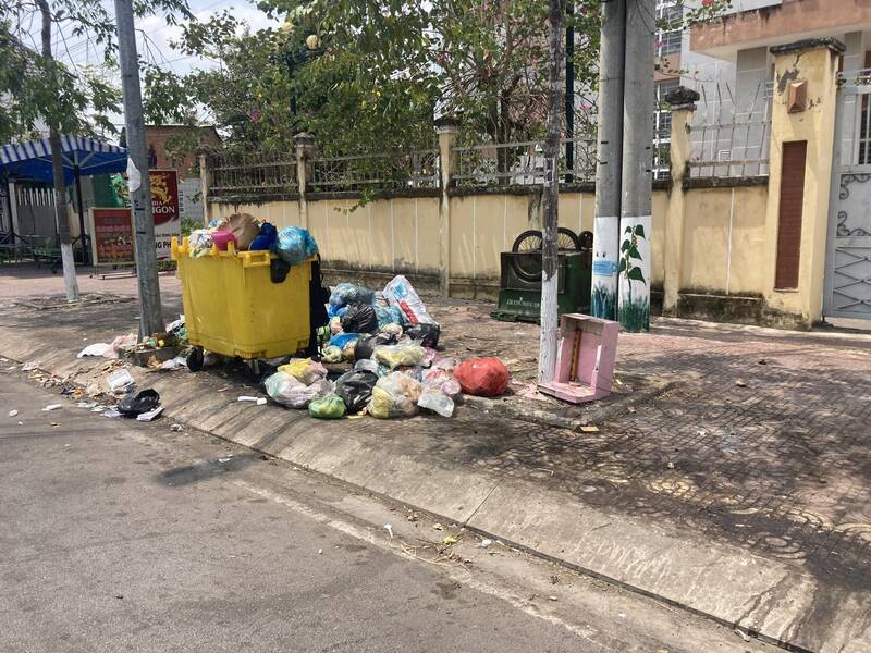 Đơn vị thu gom vẫn còn để tình trạng rác thải ùn ứ tại TP Vĩnh Long, tỉnh Vĩnh Long. Ảnh: Hoàng Lộc