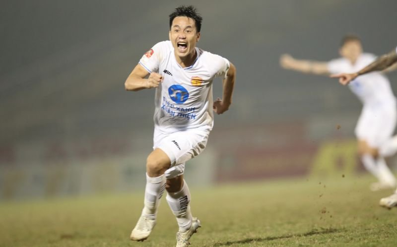 Văn Vũ ăn mừng bàn thắng trận Nam Định thắng Sông Lam Nghệ An tại vòng 12. Ảnh: Quỳnh Anh 