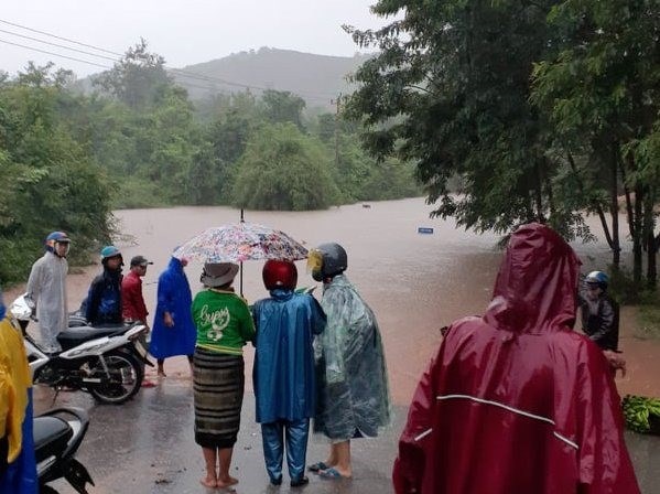 Vào mùa mưa lũ, cầu tràn trên tuyến ĐT.586 ngập nước, gây chia cắt nhiều bản làng. Vì vậy, tỉnh Quảng Trị mới đầu tư xây cầu vượt lũ thay thế cho cầu tràn. Ảnh: Hưng Thơ.