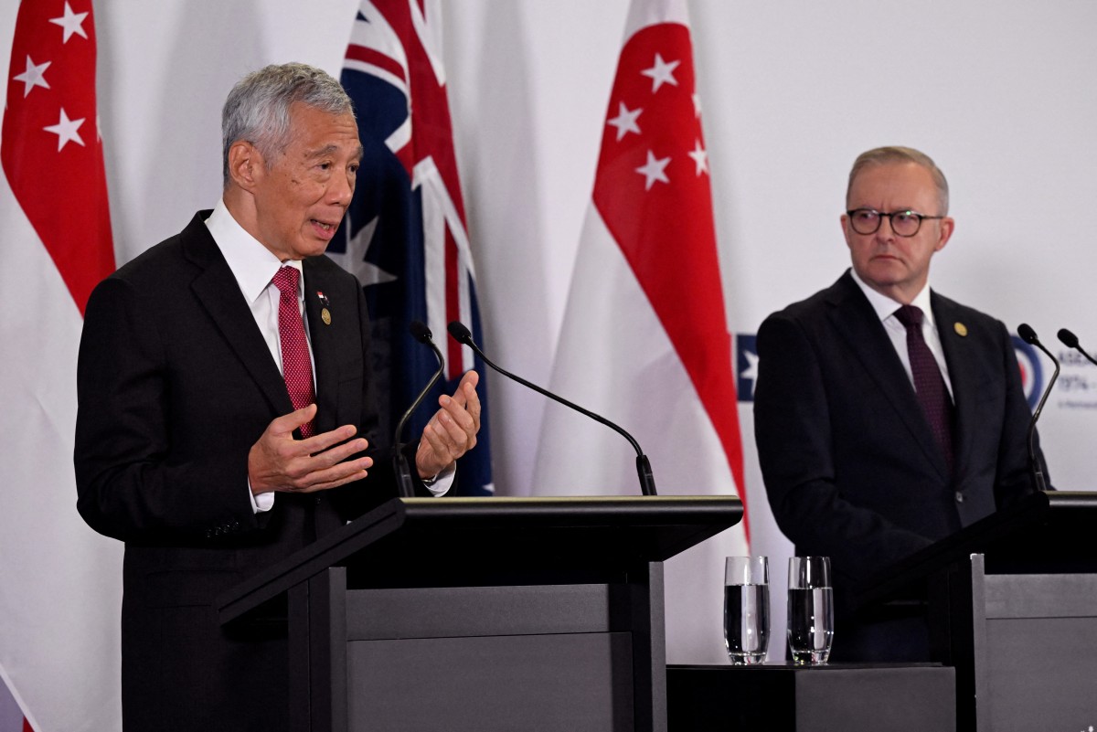 Thủ tướng Singapore Lý Hiển Long (trái) phát biểu trong cuộc họp báo với Thủ tướng Australia Anthony Albanese (phải) tại Melbourne, ngày 5.3.2024. Ảnh: AFP