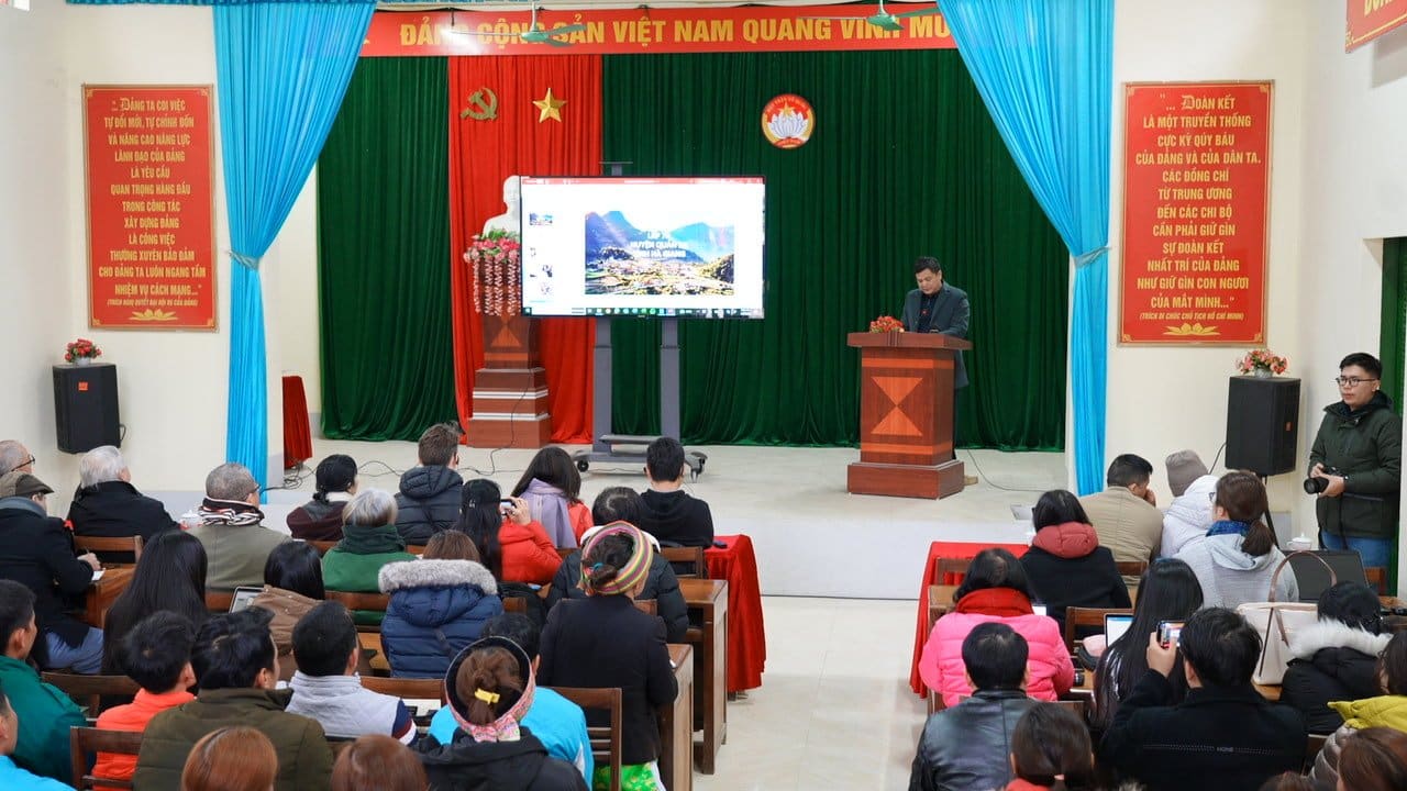 Đông đảo bà con xã Tùng Vài, huyện Quản Bạ (Hà Giang) tham gia hội nghị.