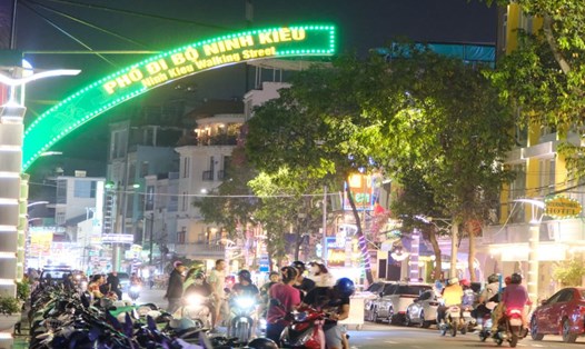Phố đi bộ Ninh Kiều nhộn nhịp người dân, du khách tham quan về đêm. Ảnh: Mỹ Ly
