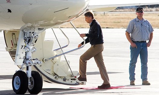 Bill Gates lên một chiếc chuyên cơ tại sân bay Gillette-Campbell ở Gillette, Wyoming, Mỹ năm 2010. Ảnh: AP