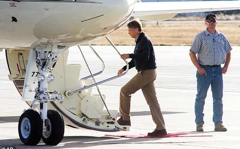 Bill Gates lên một chiếc chuyên cơ tại sân bay Gillette-Campbell ở Gillette, Wyoming, Mỹ năm 2010. Ảnh: AP