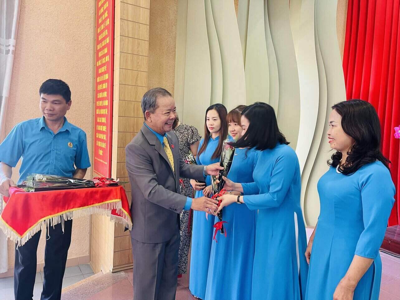 Nhân dịp Quốc tế Phụ nữ 8.3, lãnh đạo LĐLĐ tỉnh Lâm Đồng gửi lời chúc đến nữ cán bộ làm công tác công đoàn. Ảnh: Mai Hương