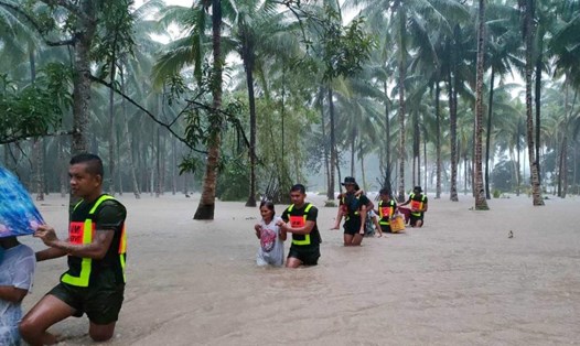 Cứu hộ người dân mắc kẹt trong lũ lụt ở thành phố Butuan, Philippines, tháng 2.2023. Ảnh: Quân đội Philippines