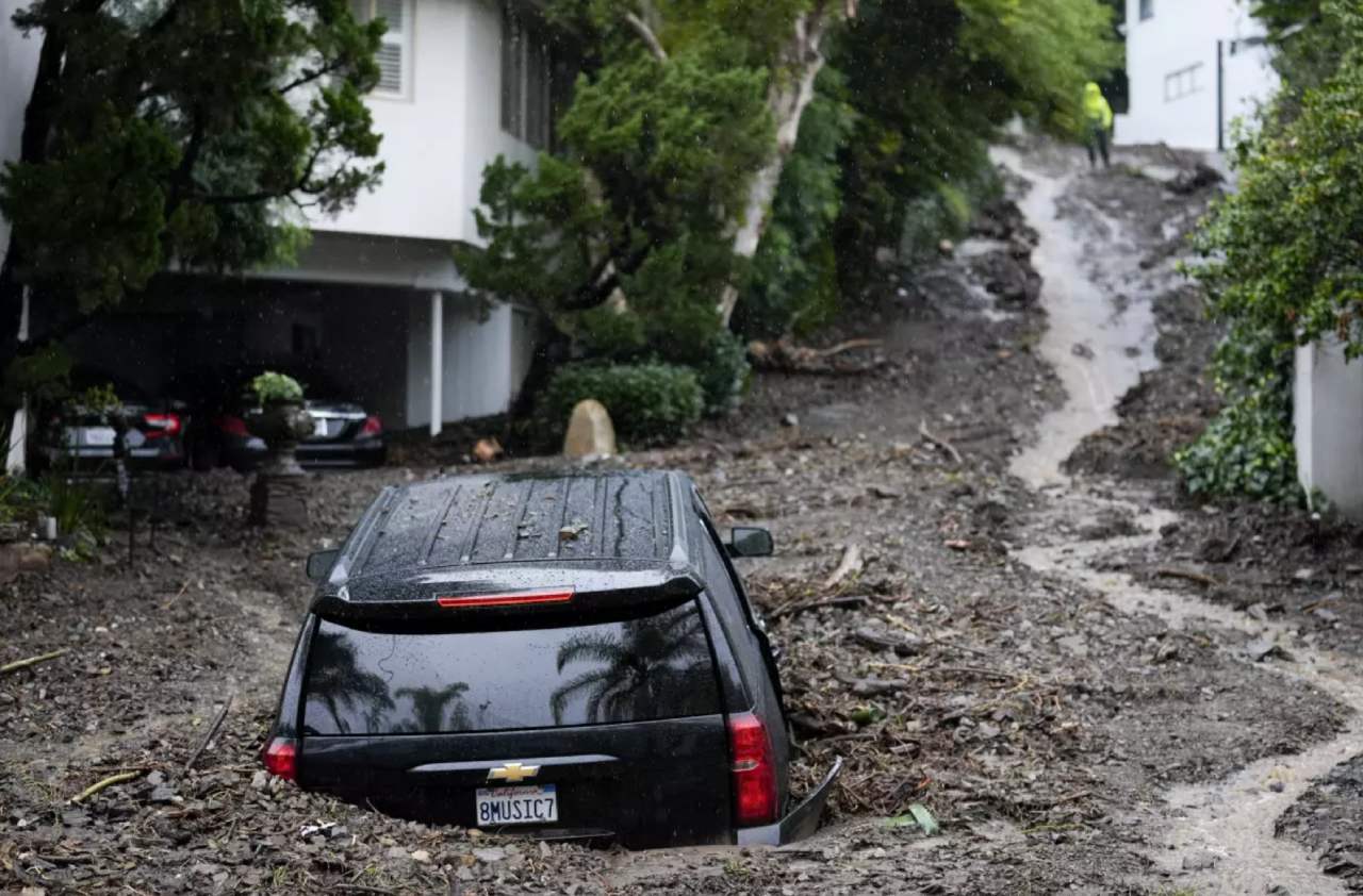 Một chiếc SUV bị chôn vùi bởi lở đất do bão ở Los Angeles, Mỹ, ngày 5.2.2024. Ảnh: AP