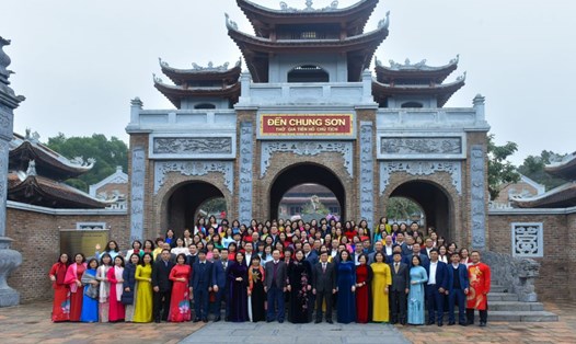 Các đại biểu tham gia chương trình “Lãnh đạo nữ ngành Ngân hàng học tập tấm gương Hồ Chí Minh trên quê hương Bác” do CĐ NHVN tổ chức dịp kỷ niệm 8.3. 
Ảnh: CĐNH