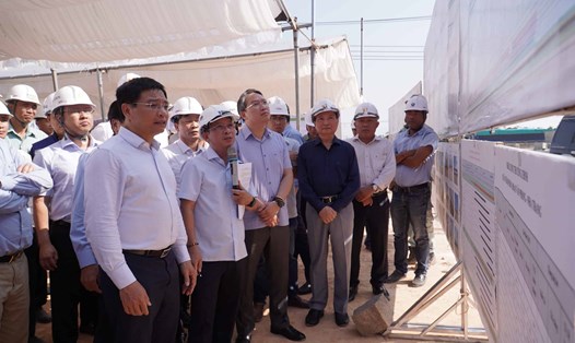 Bộ trưởng Bộ Giao thông Vận tải đã kiểm tra tiến độ Dự án Đường bộ cao tốc Vân Phong – Nha Trang. Ảnh: Hữu Long
