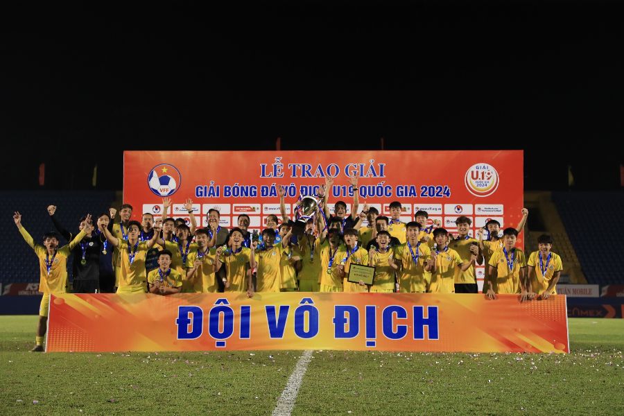 Khoảnh khắc nâng cúp vô địch của U19 Hà Nội. 